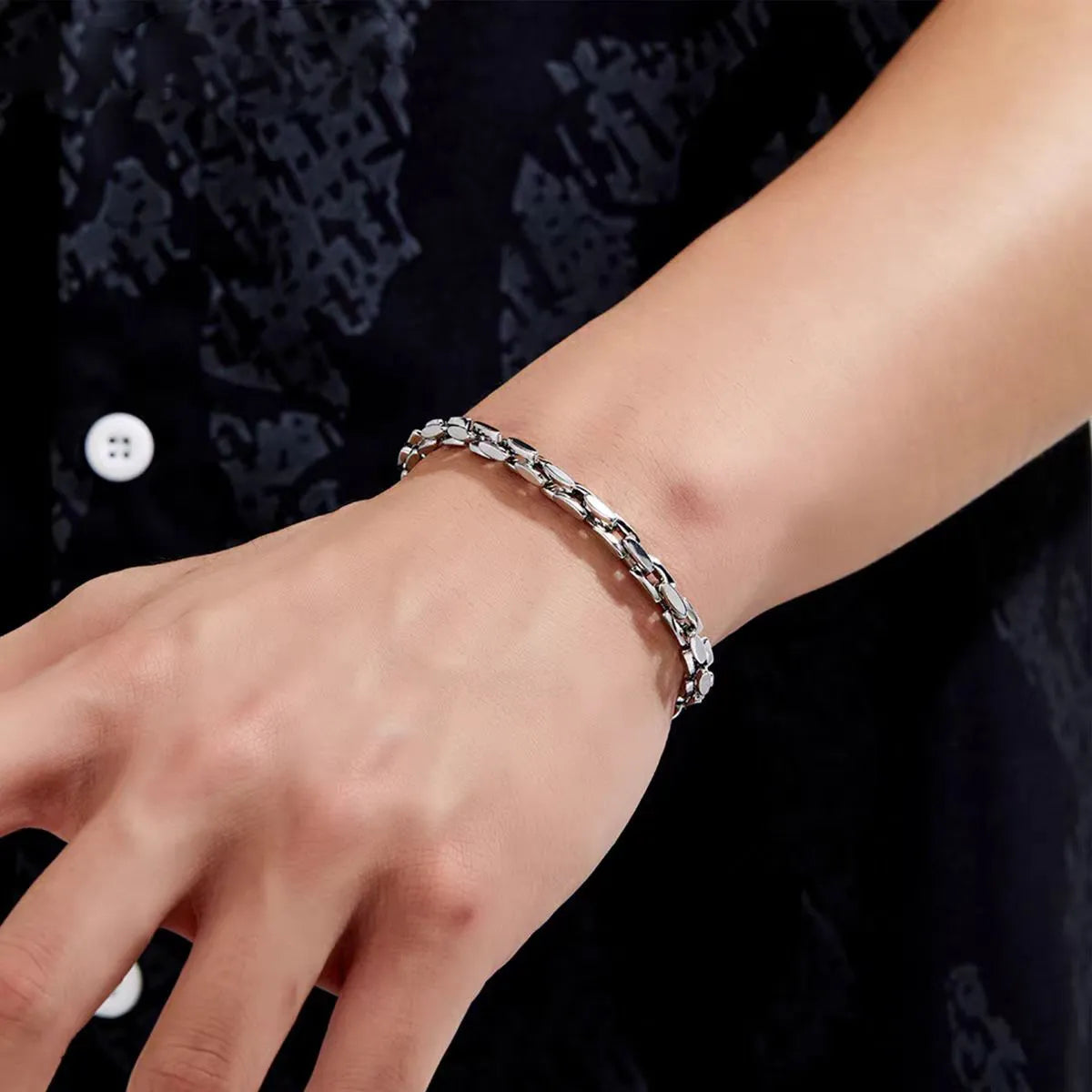Silver-tone chain bracelet with elongated geometric links